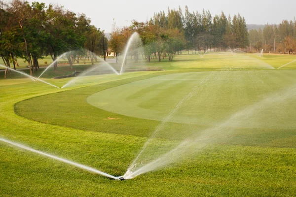 Bewässerung im Golfplatz — Stockfoto