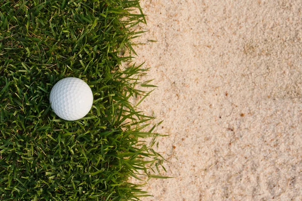 Golf topu ve kum BUNKERİ — Stok fotoğraf