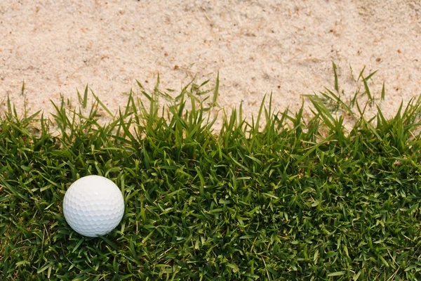 Golf piłka i piasku bunkier — Zdjęcie stockowe