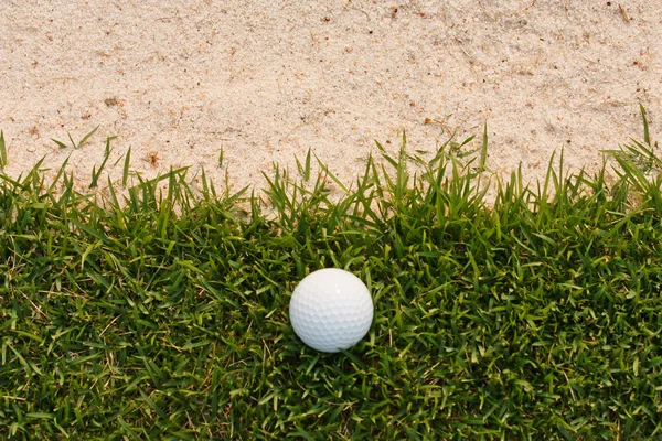 Bola de golfe e bunker de areia — Fotografia de Stock