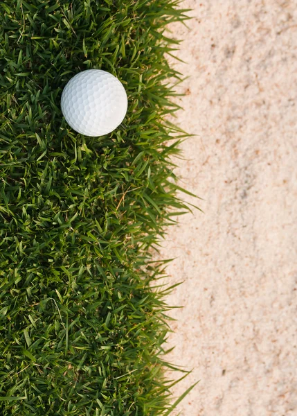 ゴルフ ボールと砂のバンカー — ストック写真