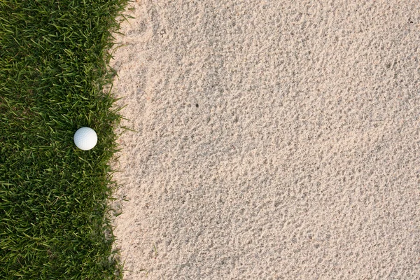 Balón de golf y bunker de arena —  Fotos de Stock