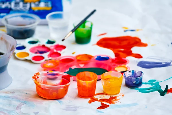 Dreckige Farbe nach Spielen der Kinder — Stockfoto