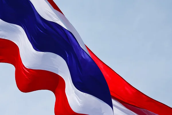 Beyaz arka plan üzerinde izole akış Tayland bayrağı — Stok fotoğraf