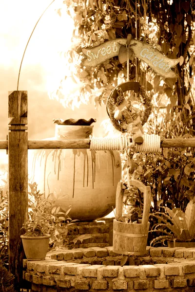 Brunnen auf dem Land Häuser Garten — Stockfoto