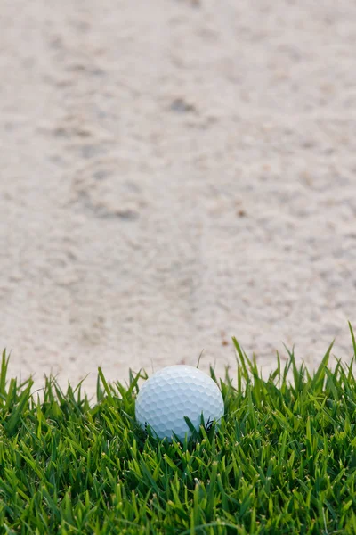 Γκολφ μπάλα και άμμο αποθήκη — Φωτογραφία Αρχείου