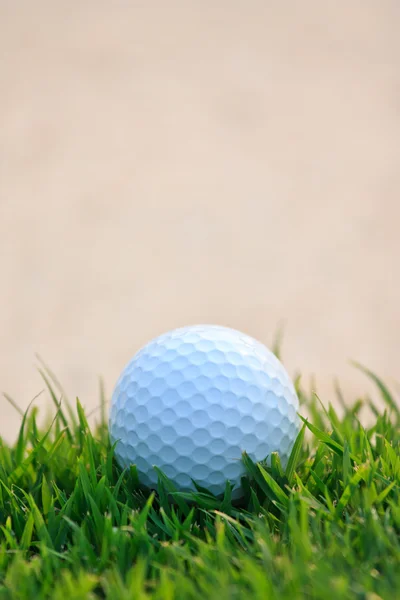 Golf ball en zand bunker — Stockfoto