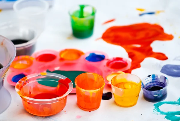 Špinavé barvy poté, co děti si hrají — Stock fotografie