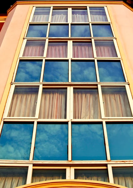 Gebäude mit reflektierendem blauen Himmel — Stockfoto