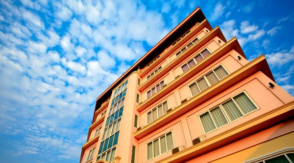 Byggnads- och blå himmel — Stockfoto