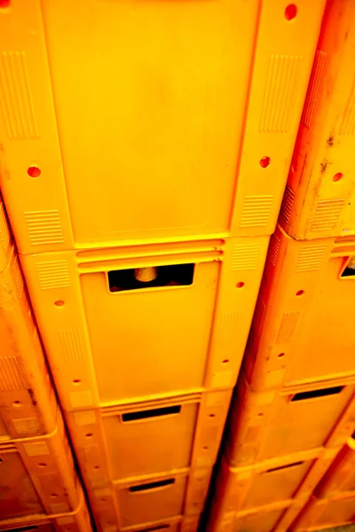 Pilha de recipiente de plástico amarelo — Fotografia de Stock