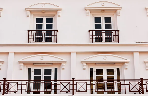 Fenster auf weißem Gebäude — Stockfoto