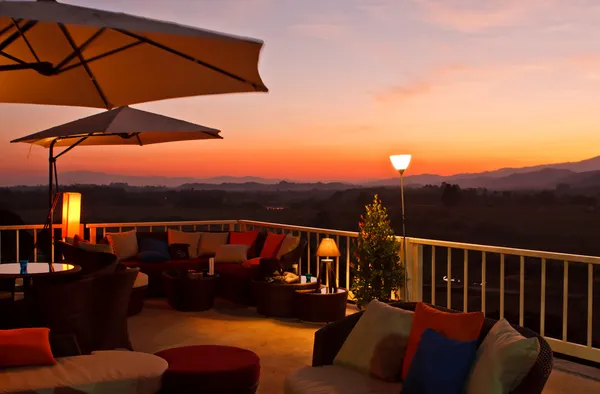 Ресторанна тераса на заході сонця Ліцензійні Стокові Зображення
