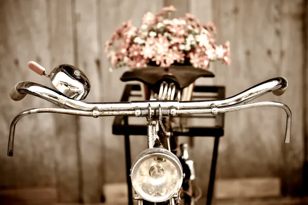 古い自転車、花の花瓶 ストック画像