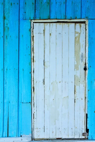 Alte Holzwand und Tür — Stockfoto