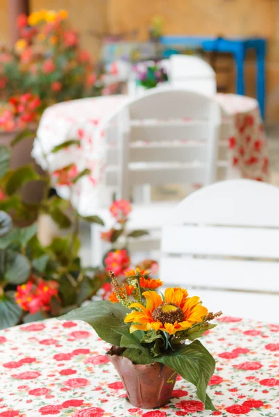 Fake flowers on table in coffee shop — Stock Photo, Image
