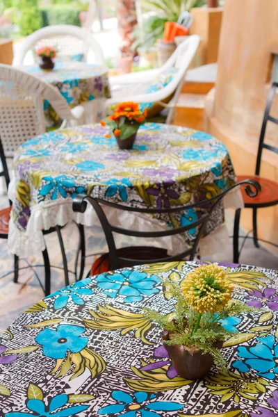 Flores falsas en la mesa en la cafetería —  Fotos de Stock
