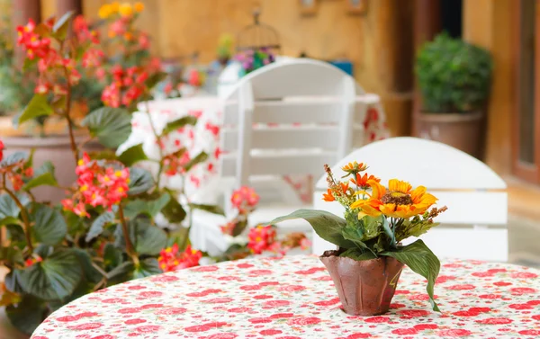 Fausses fleurs sur la table dans un café — Photo