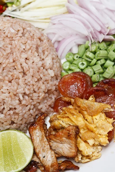 Nativní thajském stylu, dušená rýže s vepřovým masem, vejcem a zeleninou — Stock fotografie
