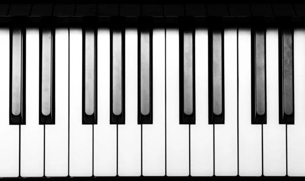 Клавіатура піаніно в чорно-білому — стокове фото