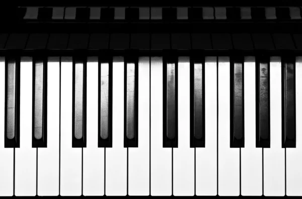 Teclado piano em preto e branco — Fotografia de Stock