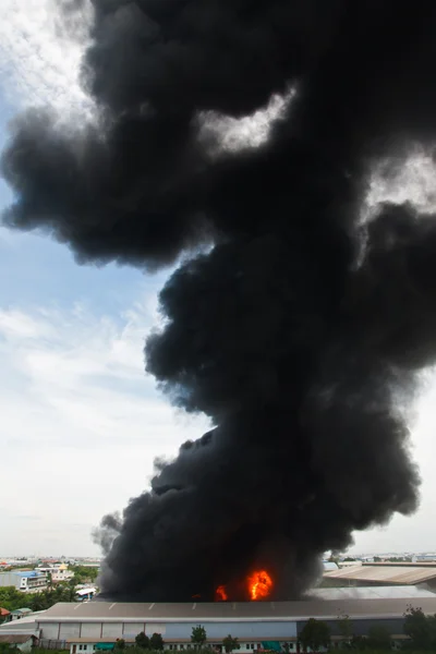 Огонь и черный дым над грузом — стоковое фото