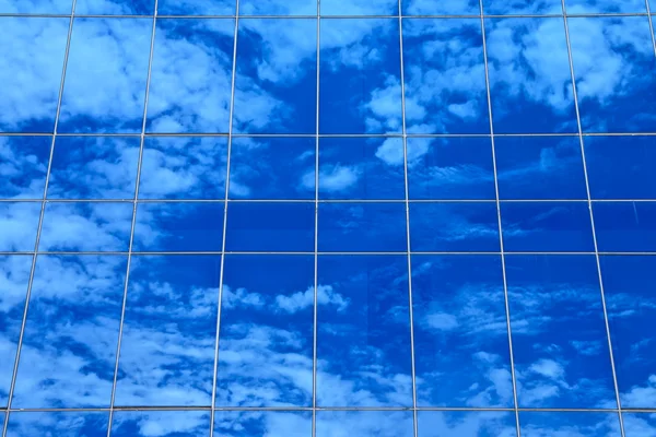 Chmury odbicie na budynek biurowy — Zdjęcie stockowe