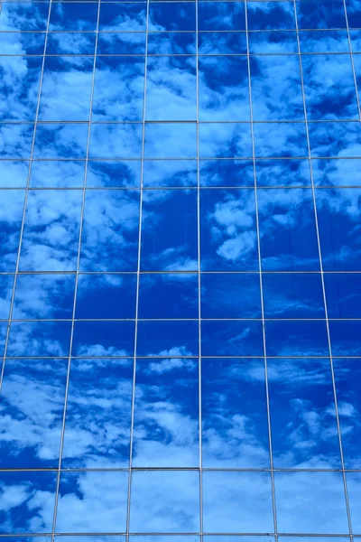 Bulutlar yansıması ofis binası — Stok fotoğraf