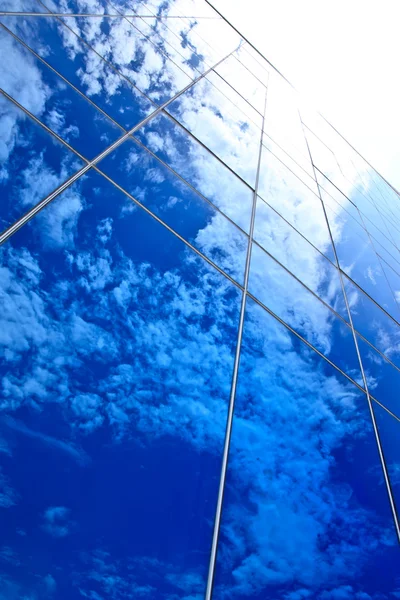 Nuvens de reflexão sobre edifício de escritórios — Fotografia de Stock