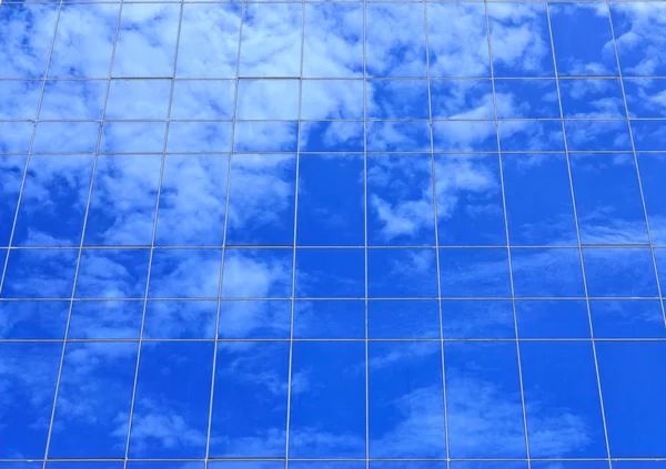 Reflectionon chmury na budynek biurowy — Zdjęcie stockowe