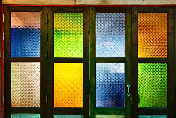 Estilo tailandês nativo janelas de vidro coloridas — Fotografia de Stock