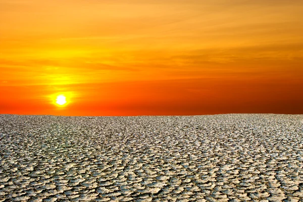 Złamane gleby na zachodzie słońca — Zdjęcie stockowe