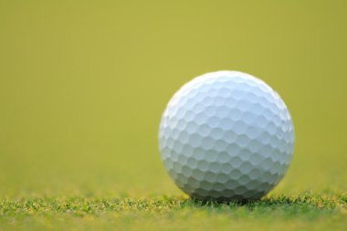 Yeşil çimlerin üzerinde golf topu