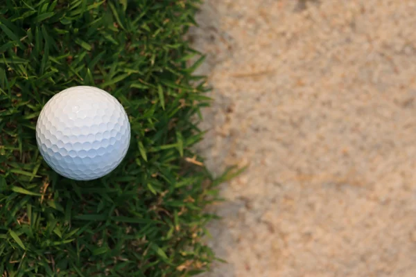 Palla da golf e bunker di sabbia — Foto Stock