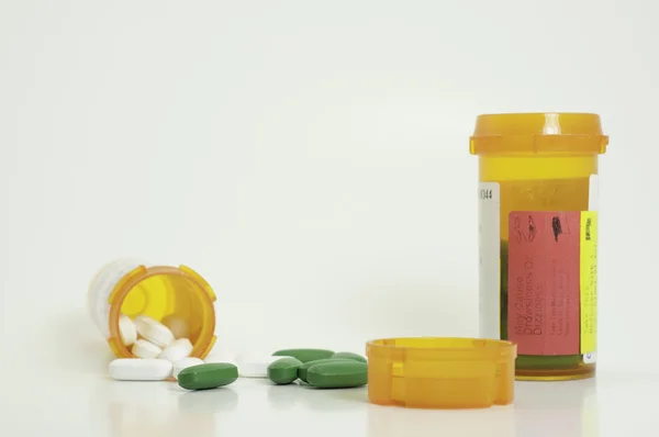 Receptbelagda piller och lock — Stockfoto