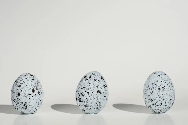 Három foltos tojásokat, fehér háttér — Stock Fotó