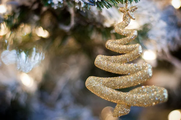 ゴールドのクリスマス ツリーの飾り — ストック写真