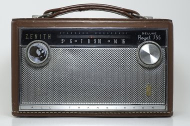 antika radyo bir deri çanta