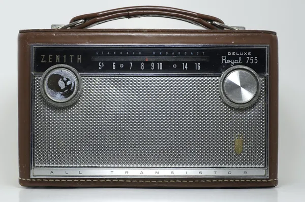 Starožitné rádio v koženém pouzdře Stock Snímky
