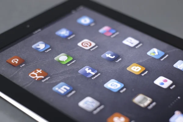 Tablet met social media iconen — Stockfoto