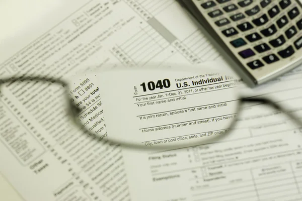 1040 formulário fiscal através de óculos — Fotografia de Stock