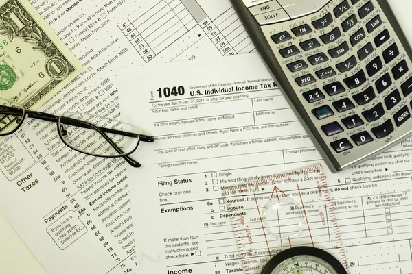 Formulář daňového přiznání, kalkulačka, brýle, kompas a peníze — Stock fotografie