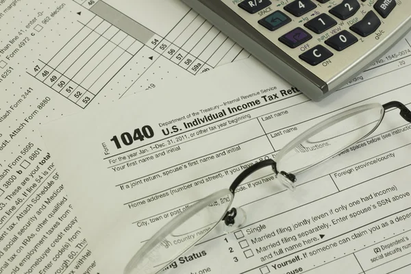 Formulario fiscal, gafas y calculadora Imagen De Stock