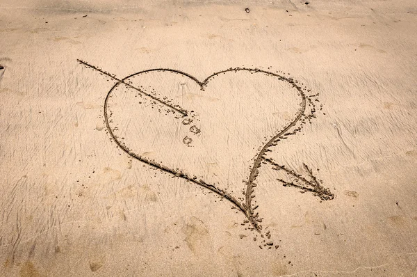 Herz in den Sand gestochen — Stockfoto