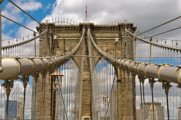 Imagem para cima da Ponte do Brooklyn em Nova Iorque — Fotografia de Stock
