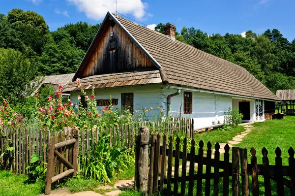 Cottage rural polonais traditionnel Photo De Stock