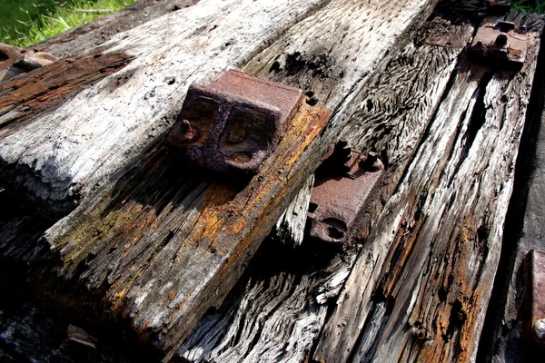 Traviesas de ferrocarril de madera abandonadas —  Fotos de Stock