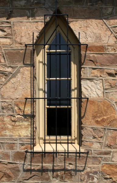 Старое окно церкви — стоковое фото
