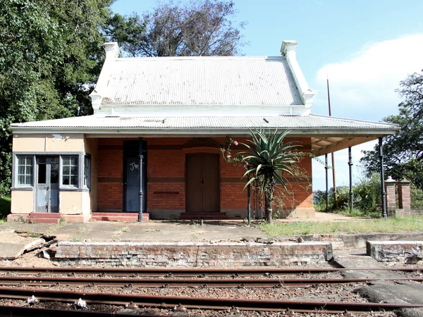 Stara opuszczona stacja kolejowa — Zdjęcie stockowe