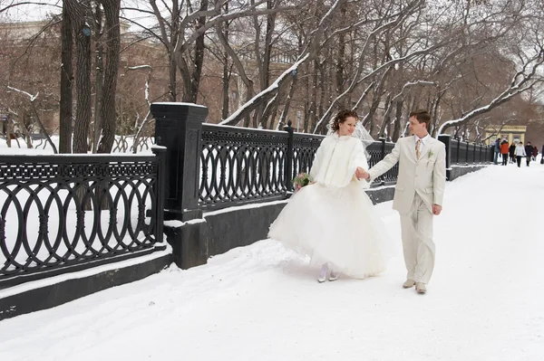 Bride and groom walking — Stock Photo, Image